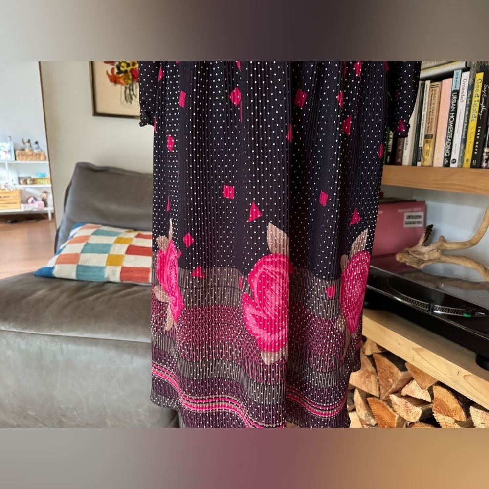 Free Flowing Vintage Loose Pleated Puff Sleeve Black and Pink Floral Dress - Picture 3 of 5